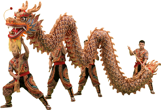 Un grupo de artistas interpreta una danza tradicional china del dragón con una larga marioneta dorada con forma de dragón.